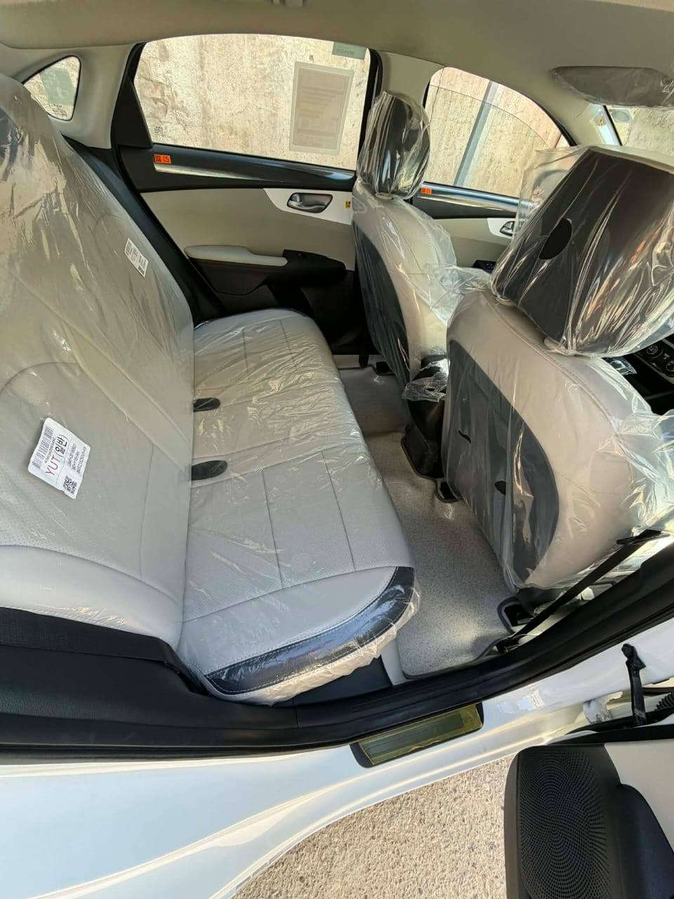 السلام عليكم عندي كيا سيراتو موديل ٢٤ بيه بارد قليل بالصندوق جديد جدا غير هاي السياره مكفوله حتى من رصعه  ماشيه ٥٠٠٠ بعده بحاله الوكاله رقم بغداد انكليزي تحكمات جهتين تبريد  مغلفه بالكامل جنطه كشنات ارضيه مكاني بغداد الشعب الاتصال على الرقم ***********
