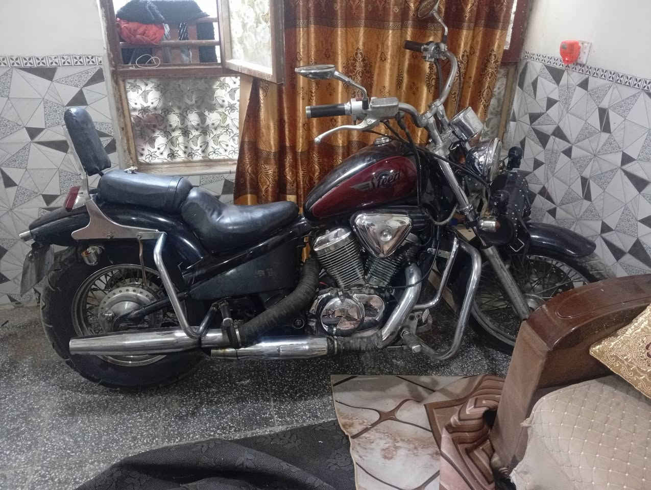 سلام عليكم شباب دراجه ستدد 400 دراجه نضيفه ما ناقصه اي شي اوراق  موجوده كفاله عامه السعر واحد 1350 المكان شعب نهايه حي اور الرقم الهاتف ***********
