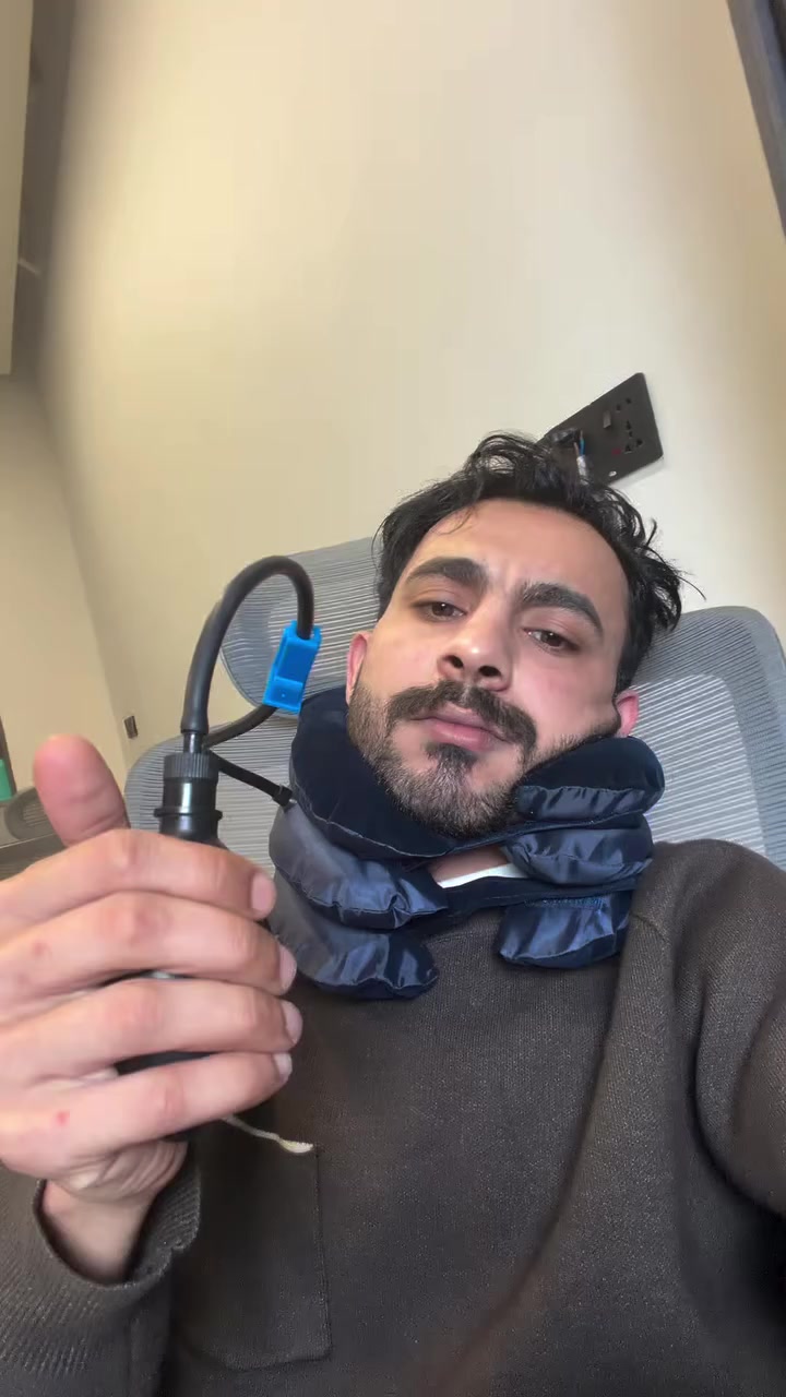 اذكر الله +صلي على النبي 🔥🤍
افحص اي طلب مني قبل لاتستلم لضمان حقك لان حقك يهمنا✨🔥

وسادة شدّ الرقبة الهوائية القابلة للنفخ مع مضخة يدوية

• وسادة دعم وتمديد للرقبة تعتمد على نظام نفخ هوائي بثلاث طبقات تُلبس حول الرقبة للمساعدة في إبقاء الرأس بوضعية مستقيمة أثناء الجلوس.

• تصميم بثلاث طبقات قابلة للنفخ: تتكوّن الوسادة من طبقات هوائية متدرجة يمكن نفخها لرفع الرقبة تدريجيًا حسب الحاجة.

• مضخة يدوية مدمجة: مزودة بمضخة مطاطية يدوية متصلة بأنبوب لسهولة التحكم بكمية الهواء داخل الوسادة.

• شريط تثبيت لاصق (فيلكرو): يسمح بتثبيت الوسادة حول الرقبة وضبط المقاس بشكل مناسب.

• تصميم يحيط بالرقبة بالكامل: شكل دائري مريح يحيط بالرقبة من جميع الجهات لتثبيت الرأس أثناء الاستخدام.

• قماش خارجي ناعم: الجزء الخارجي مغطى بقماش ناعم لملامسة مريحة مع الجلد.

• نوع المنتج: وسادة شدّ رقبة هوائية
• آلية التشغيل: نفخ يدوي عبر مضخة مطاطية
• عدد الطبقات الهوائية: 3 طبقات
• طريقة الإغلاق: شريط لاصق (فيلكرو)
• اللون: أزرق داكن
• الملحقات: أنبوب هواء مع مضخة يدوية

محتويات العلبة:
• وسادة شدّ الرقبة الهوائية
• مضخة نفخ يدوية متصلة بالوسادة 
السعر 19 الف والتوصيل مجاني لجميع محافظات العراق 🔥🔥🔥🔥🔥🔥
#وسادة_هوائية_للرقبة 
#مستلزمات_طبية_أجهزة_طبية #وسادة_شد_الرقبة_الهوائية #اكسبلور #بغداد_بصرة_موصل_كربلاء_اربيل_نجف_الكوت_السماوة_تكريت_ديالى_حلة_نجًف_الانبار_ديوانية


**إذا كنت صاحب هذا الإعلان وتريد حذفه لأي سبب، رجاءا أرسل رسالة إلى الدعم الفني**