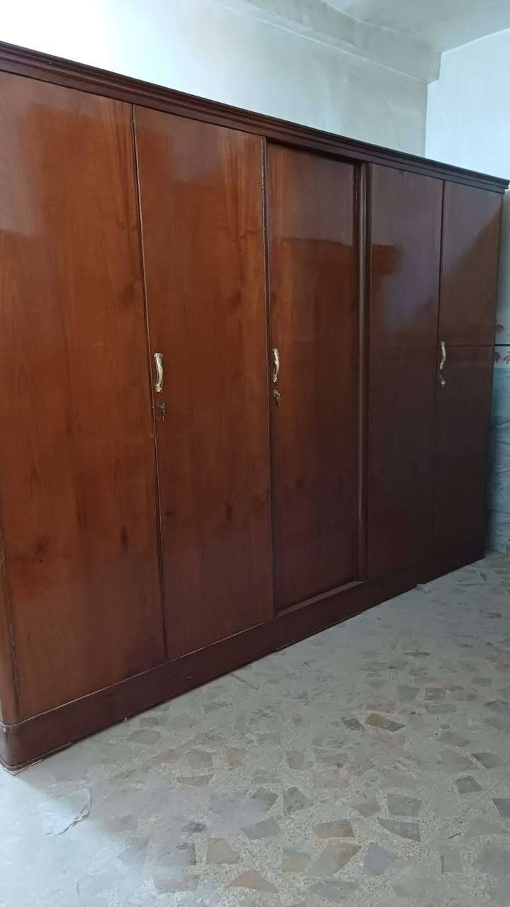 غرفه للبيع خمس بيبان نضيفه احله من الصوره السعر 550 الشراي يراسلني خاص او واتساب ***********
