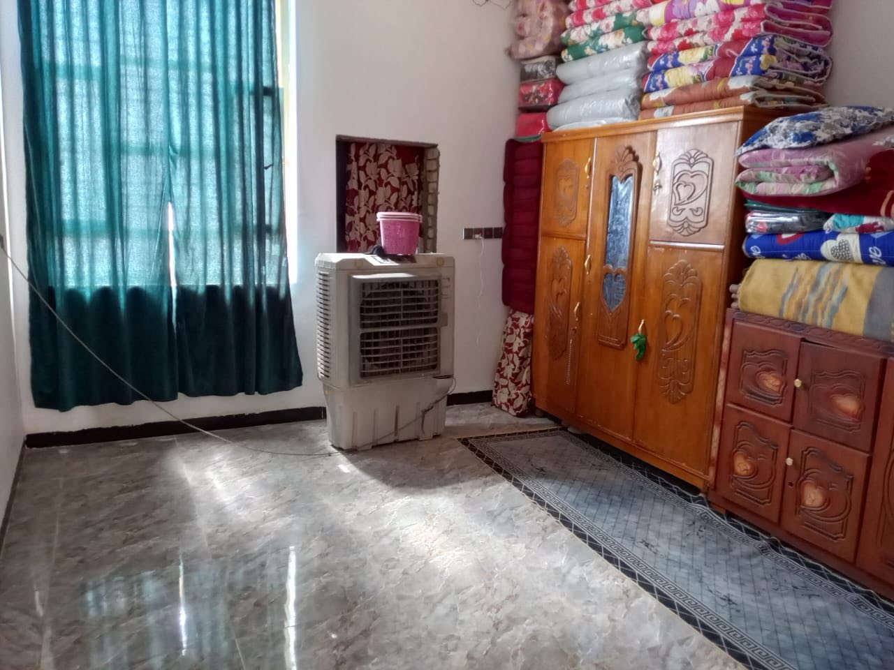 السلام عليكم بيت للبيع زراعي بحي الجوادين النزله الثانيه البيت مساحته 750 عدد الغرف 3 +صاله عدد2+مطبخ +ديوانيه 12 متر  صحيات داخليه وخارجيه علمن مساحت البناء 260  البيت عل نزله الرئيسيه  لاستفسار اكثر اتصل عل رقم ***********
