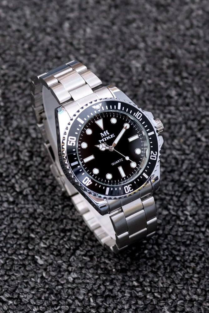 ساعة يد كوارتز رجالية من Meykey بهيكل وحزام من الفولاذ المقاوم للصدأ باللون الفضي ومينا أسود
***********
