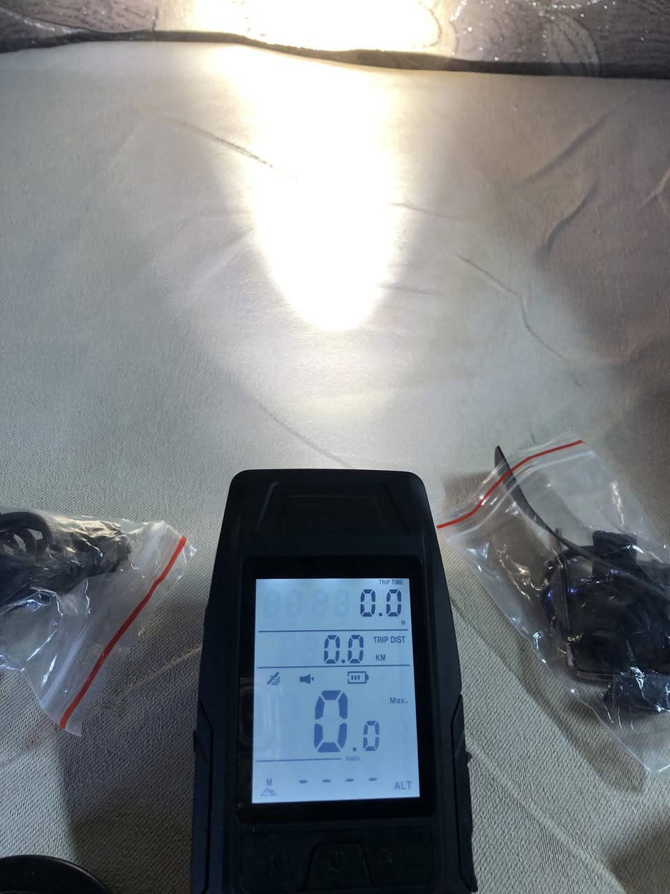 السلام عليكم
جهاز كمبيوتر دراجة (Bike Computer) — يتركب على البايسكل ويعرض معلومات أثناء القيادة 🚴‍♂️

 • 📊 يقيس السرعة (Speed)
 • 📏 يحسب المسافة (Distance)
 • ⏱️ وقت الرحلة
 • 🔦 بيه ضوء أمامي (Headlight)

القطع اللي وياه:
 • قواعد تثبيت للدراجة
 • حساس (ينركب على الدولاب)
 • مغناطيس (حتى يقيس السرعة)
السعر ٢٠


**إذا كنت صاحب هذا الإعلان وتريد حذفه لأي سبب، رجاءا أرسل رسالة إلى الدعم الفني**