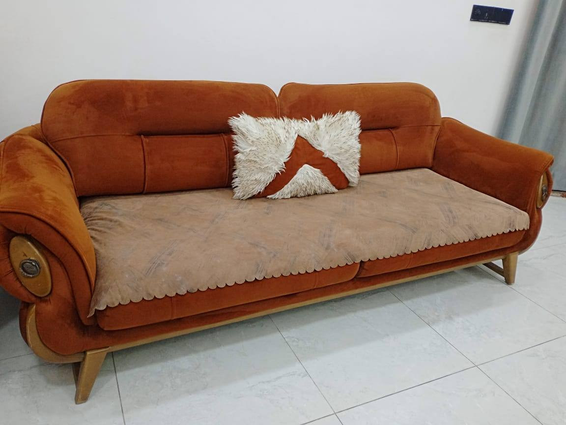 السلام عليكم تخم مودرن وتر برو عشر مقاعد ينفتح سرير ثقيل خشب  زان السعر ،،  ٦٠٠ وبي مجال بسيط رقم ***********
