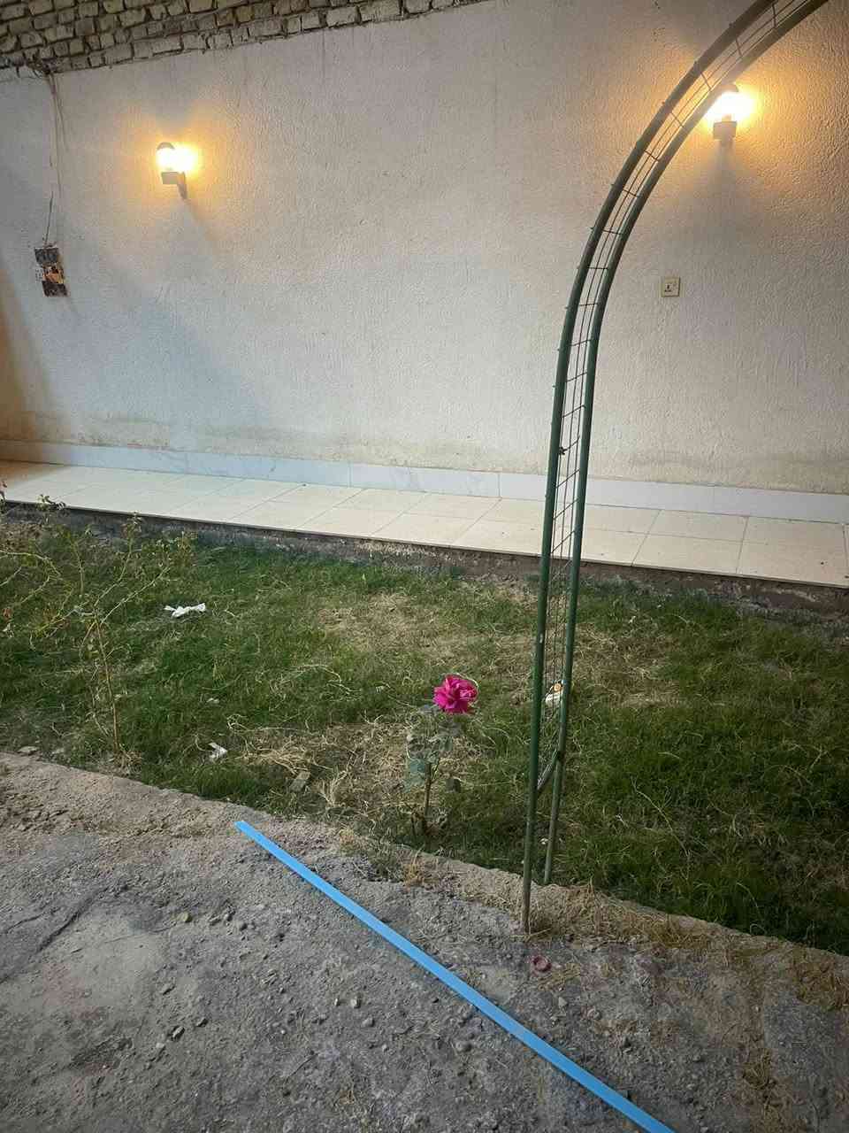 بيت في حي الفداء 200 متر بناء 100 متر بناء درجه اولى 2026 غير مسكون قرب جسرالهولندي للاتصال ،***********0
