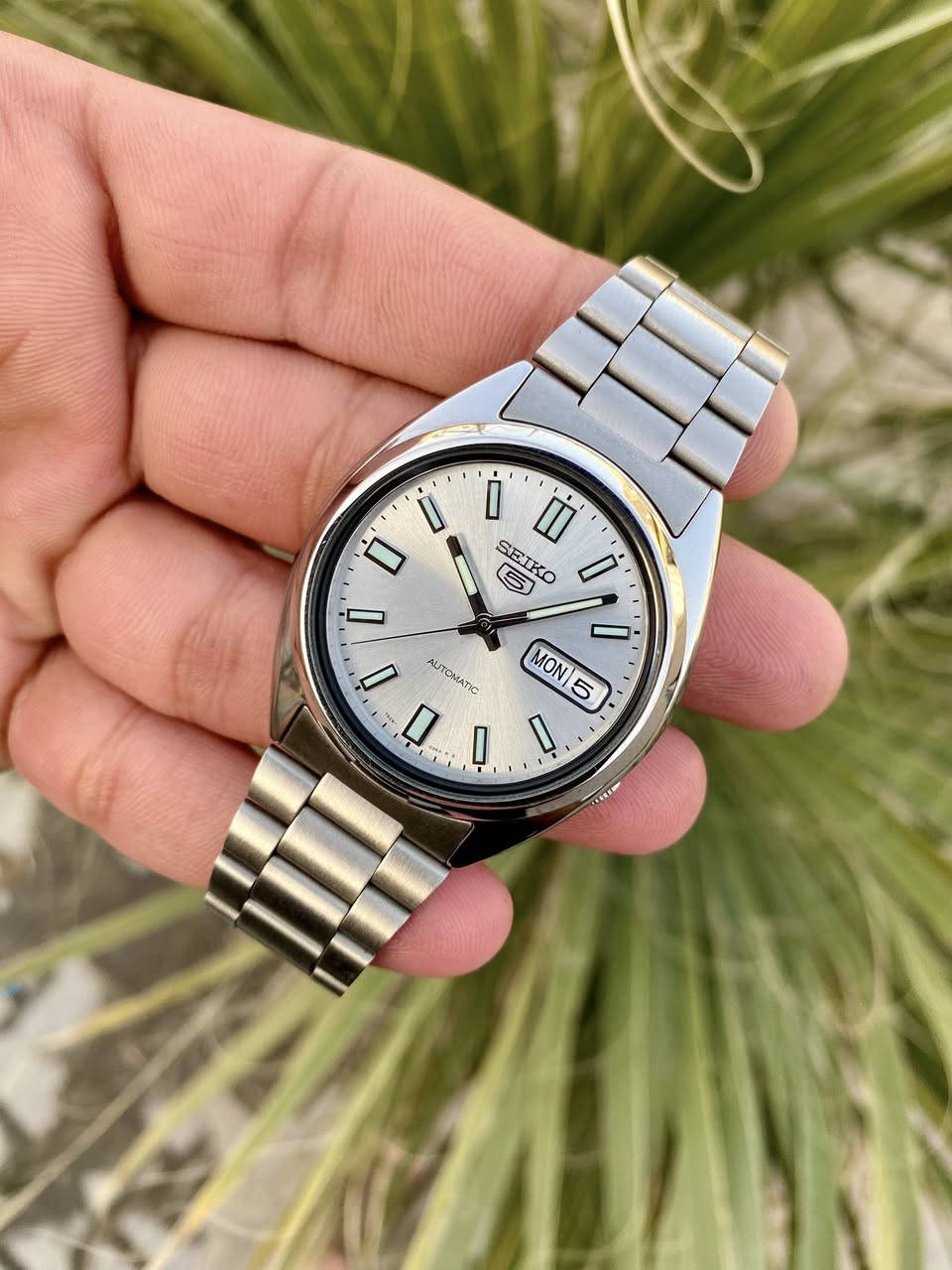 #SEIKO 5
#سيكو 5 ياباني آصلي  
مستخدم كالجديد مع علبة محترمة 
انتاج مقطوع  
موديل SNXS73K
اوتو ماتك 21 حجر 
أوبن كيس مكينة كشف 
مقاومة الماء 30 متر 
الأرقام والعقارب  لامينوس مضيء 
السعر، الحجز او اي استفسار خاص 
فقط للجاد في الشراء لطفا 
او واتساب ***********
يوجد توصيل داخل وخارج العرق
