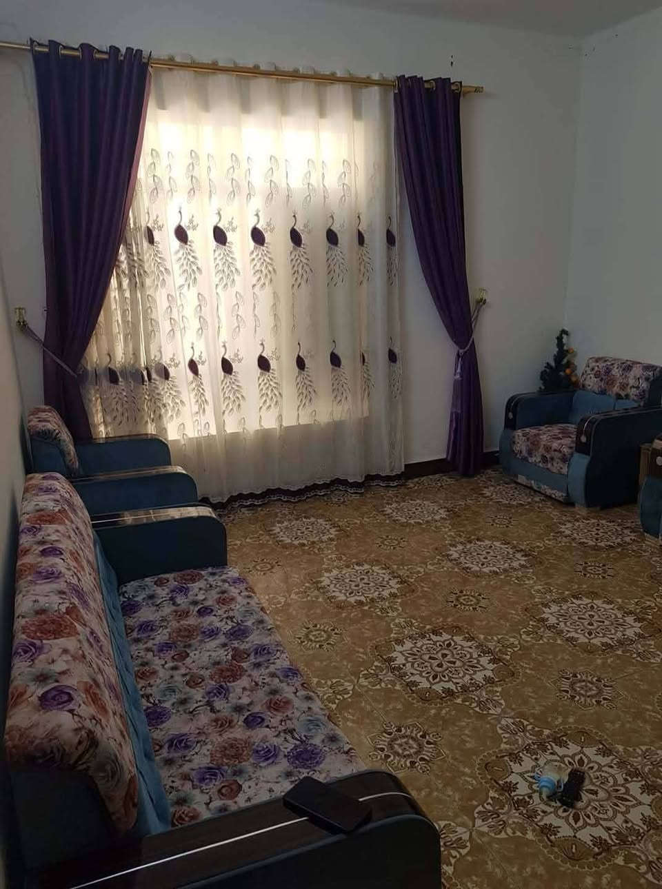 السلام عليكم من رخصة الادمن ومسؤول الگروب
بيت للبيع البيضاء شارع المدرسة نفس شارع افران الزيتون 

مساحة البيت 400 متر بيت+مشتمل

البيت بناء طابوك حتى البيتونة ومسلح والسطح شتايگر 

يتكون من

 غرفتين نوم 5×4 

صالة 7×4 بالإضافة إلى درج وصحيات داخلية 

مطبخ بارد 4.40×5.20

مطبخ حار 2.5×2.5

 استقبال 6×4 

كراج(حوش) 16متر 

حديقة 60متر 

المشتمل الطابق الاول بلوك ومسلح والطابق الثاني ثرمستون غير مسقف يتكون الطابق الأول من غرفة نوم وصالة ومطبخ وصحيات داخلية وخارجية الطابق الثاني غرفة على طول المشتمل 10×3.5 

ومطبخ وصحيات

الخدمات مدارس قريبة 50 متر عن البيت مي ومجاري وكهرباء منتظرين بس صب الشارع عيادات طبية وكلشي متوفر افران اسواق شارع رئيسي مو فرعي منطقة نظامية ومرتبة مشمول بالتطويب مرقم ومقدم معاملة بالبلدية 

الي يسأل عن السعر ليش ما مكتوب يباع حسب الرغبة 

اما البيت والمشتمل او البيت فقط (كلشي بسعر)

للاستفسار خاص 

او اتصال+واتساب ***********
