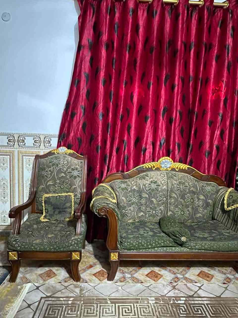 السلام عليكم تخم زان صناعة سورية يحتاح ترتيب للسفنج قنفتين وأربع كراسي السعر ١٥٠ اخوان التخم زان خالي من الكسر او الضرر الهيكل نظيف جدا الاستفسار خاص او واتساب ***********
