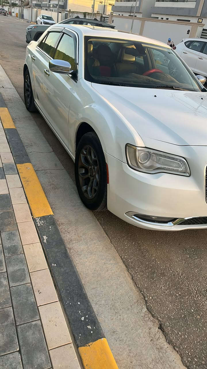 كلايسلر اوباما C300 2016   حادثه من أمريكا الجاملغات والدعايه  مقاولات وصبغ ربع الجمليات من جوه بيها  بارد بالباب خلف السايق محرك كير ما مفتوح كله على الوكالة تبريد ثلج حدادية 100‎%‎ سيارة ما ناقصها اي شي فول مواصفات بنوراما كشنات كهرباء  تتفئه وتبريد الأماميات جلد رقم  بغداد سنوية ب اسمي 
***********بي واتساب

