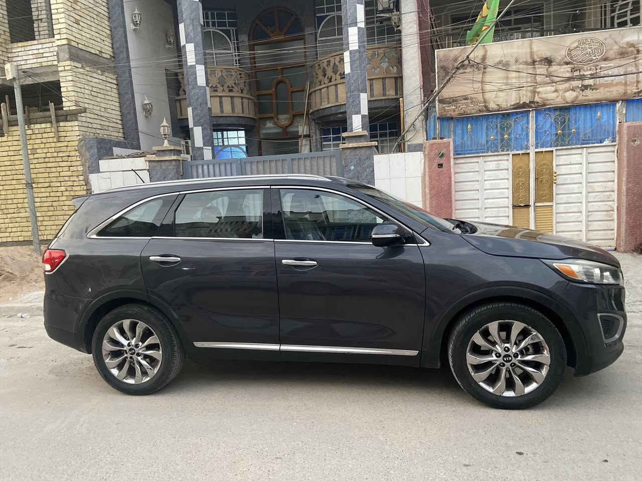 🔥 للبيع – كيا سورنتو 2017  أمريكي

🚗 الموديل: كيا سورنتو 2017  
🌍 المواصفات:  (وارد أمريكي)  
⚙️ المحرك: 6 سلندر    
🚀 القوة: تقريباً 290 حصان  
🔄 القير: أوتوماتيك  
🛞 الدفع: رباعي (AWD)  
👨‍👩‍👧‍👦 عدد الركاب: 7 مقاعد  

✨ المواصفات:  
✔️  تبريد 🧊 ثلج
✔️ شاشة + كاميرا خلفية   
 ✔️ نظام مثبت سرعة   
✔️ مكيف دبل + خلفي  
✔️  اشاير مرايات 

🛢️ نوع الوقود: بنزين  
⛽ صرفية جيدة بالنسبة للحجم  

📍 الموقع: (بغداد)  
📊 الممشى: (200)  
💰 السعر: (149) 

📞 رقم الهاتف: (***********)  

🚨 السيارة نظيفة جداً/ رقم اربيل باسمي
بيها خمس قطع صبغ بدون دواخل
