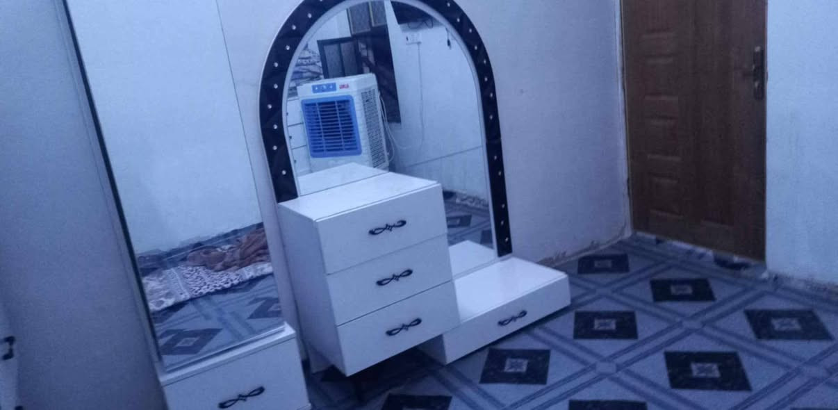 سلام عليكم مستعجل بيع غرفه بدون جربايه سعره 200 من بغداد مدينة الصدر ***********
