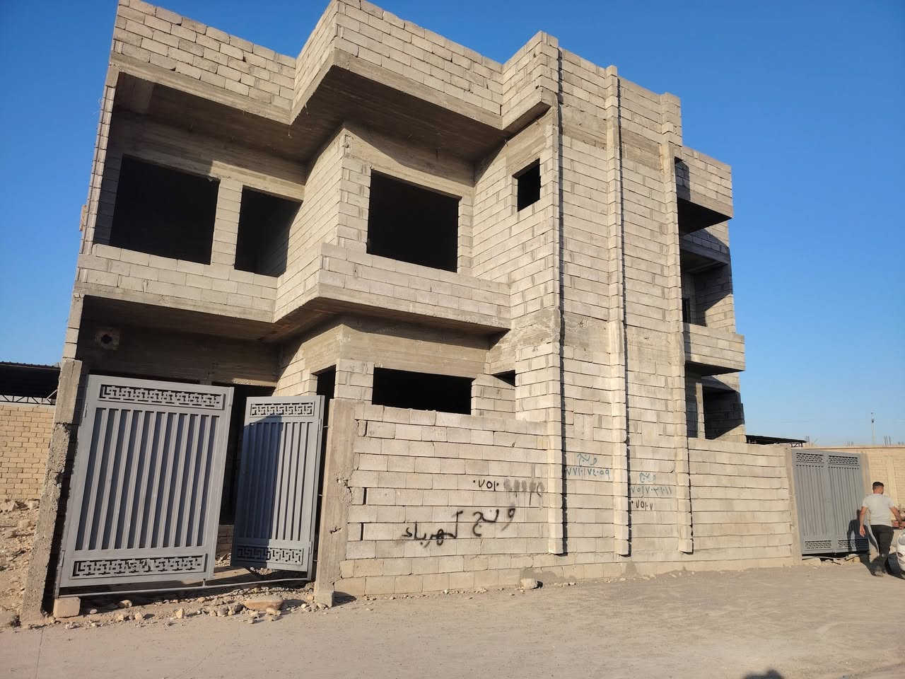 يوجد حصريا هيكلين للبيع مساحه الواحد 150 متر يبعد عن شارع ادهوك مقابيل اسواق ابو يوسف 50 متر اساس بعد لو  اساس بعد لو شغل درجه اولى كم الخدمات ماء كهرباء تبليط سعر الواحد 75 وبي مجال للاستفسار انصال على الهاتف *********** بي واتساب ***********
