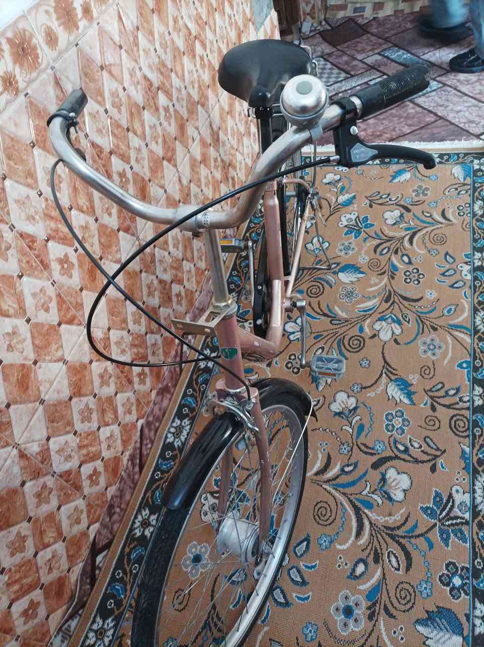 بايسكل بناتي جديد حاويه حجم 24  كامل اي نقص مابيه السعر 70. وبيه مجال اتصل على واتساب *********** الناصريه مركز
