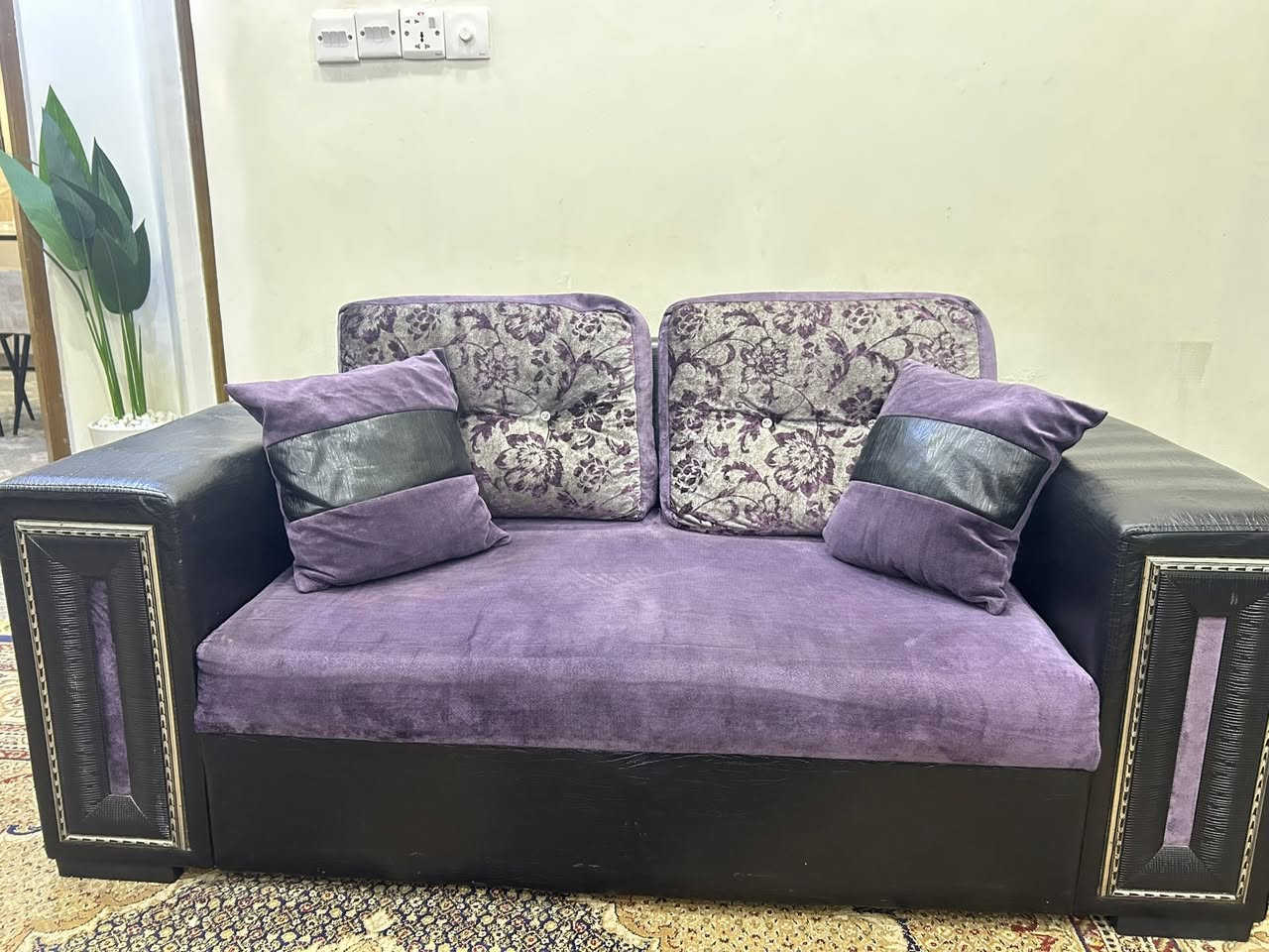 سلام عليكم 
يوجد تخم قنفات للبيع
يتكون من :
سبعة مقاعد 
مقدين مفرد 
ومقعد مزدوج
ومقعد ثلاثي 
مع سيت طبلات هديه 
للاستفسار عن السعر الاتصال على الأرقام التاليه:
***********
***********
