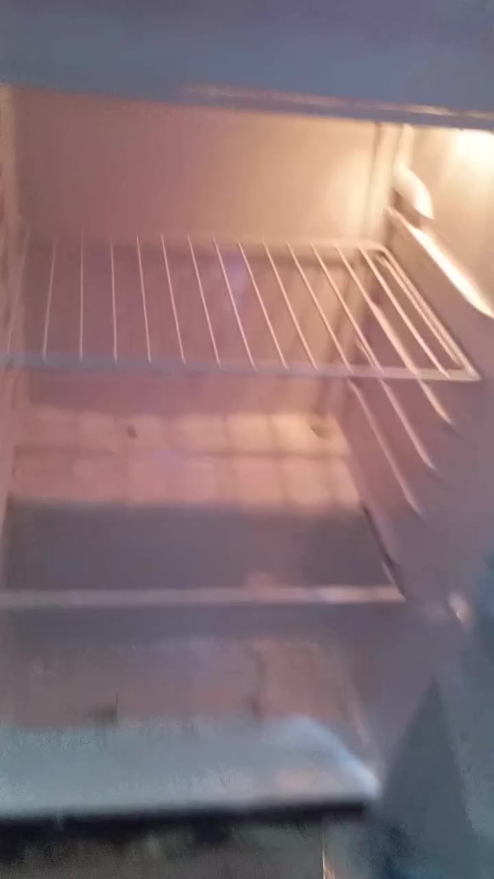 ثلاجه  كلش نظيفه ولا مصلحه  وتجميد فول  بس محتاجه غاز السعر 50  ***********
