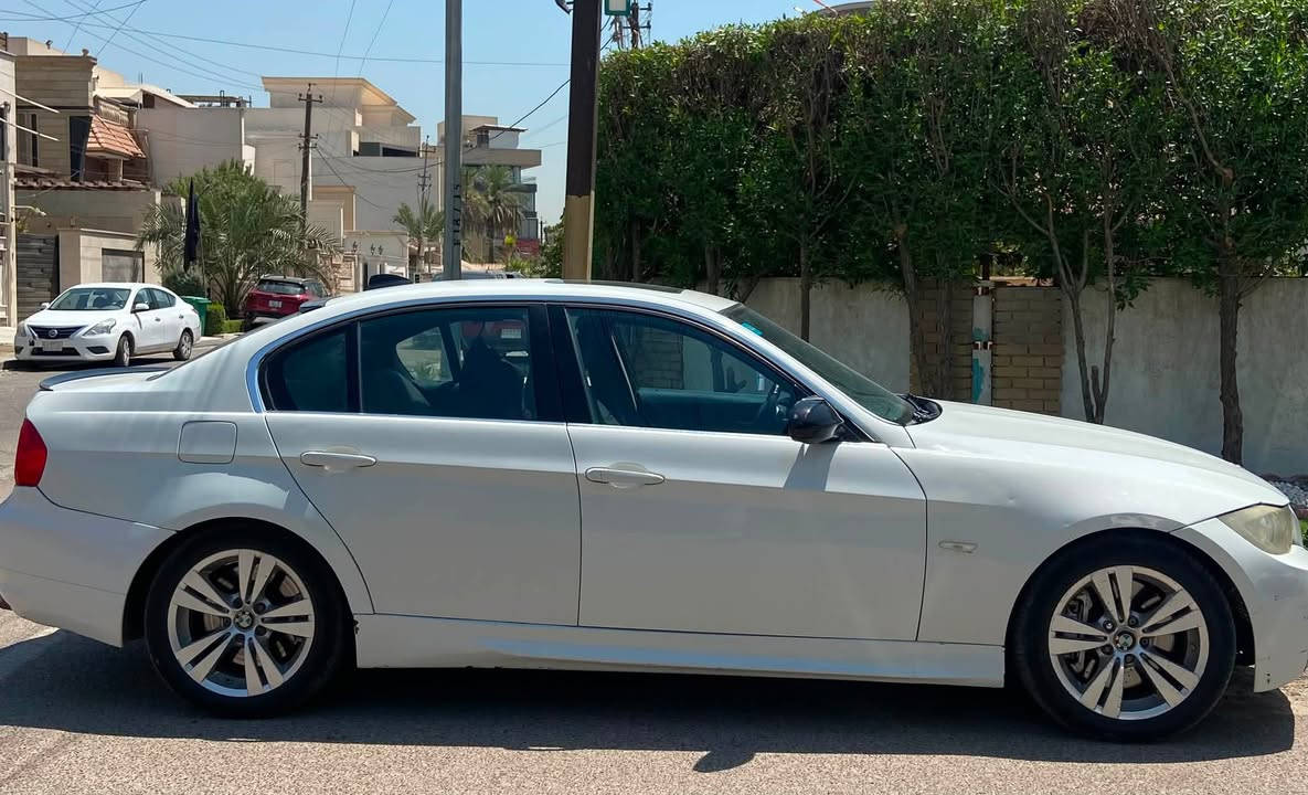 بي ام موديل 2008
السيارة فول مواصفات
محرك 6 سلندر n54
محرك جديد شادلها 
سلايد روف كشنات جلد تدفئة تبريد كهربائيات كلها شغالة 
حادثها باربكا جاملغ امامي عكس السايق بيها صبغ حزام جمالية 
هزة وسنوية جديدة 
رقم بغداد باسمي تحويل ثاني يوم 
السعر 98 مكان بغداد 
***********
