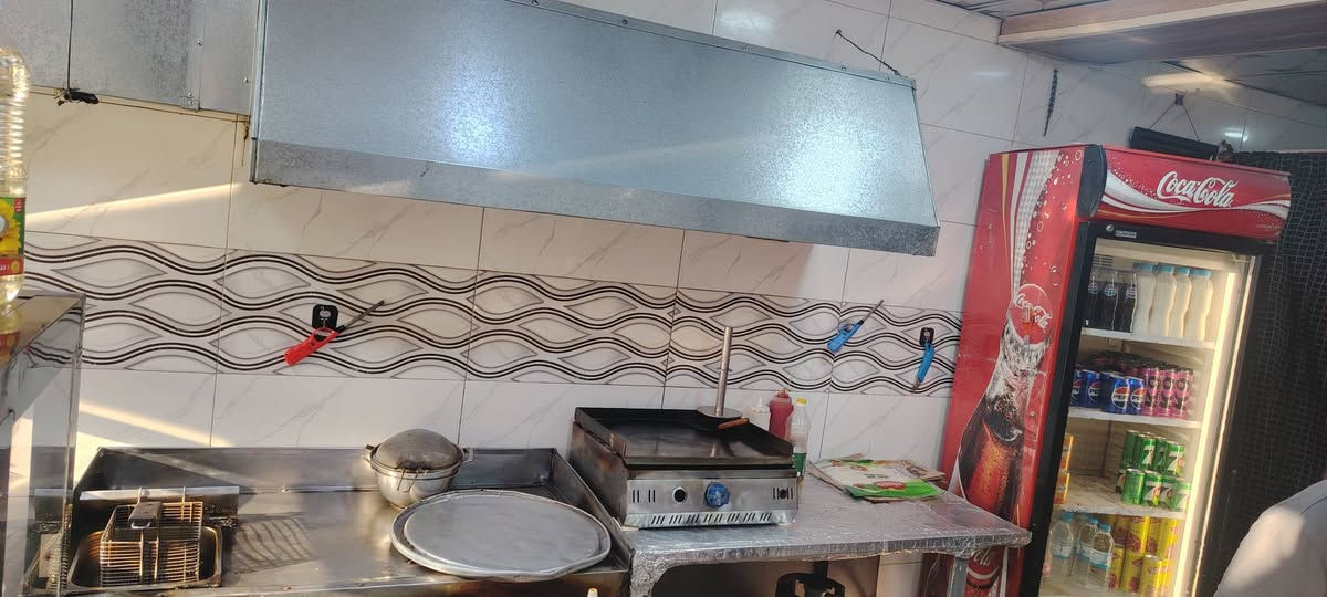 مطعم  للبيع كامل الملحقات طباخ فلافل +فنكر؛+شوايه كرل بركر  عارضه مشروبات ؛+ ثلاجه+مجمده + فاترينه متحركه للعرض؛ + براد + تلفزيون + كراسي وميز عدد 2 + سقيفه متحركه + مبرده كومفيره. يعني مطعم كامل كبل تجي تفتح وتسترزق. الموقع؛ شارع الضريبه التقاطع مطل عله اربع شوارع  عل يسار الرصيف كبير جداا مساحه اضافيه كدام المطعم....... للاستفسار ***********
