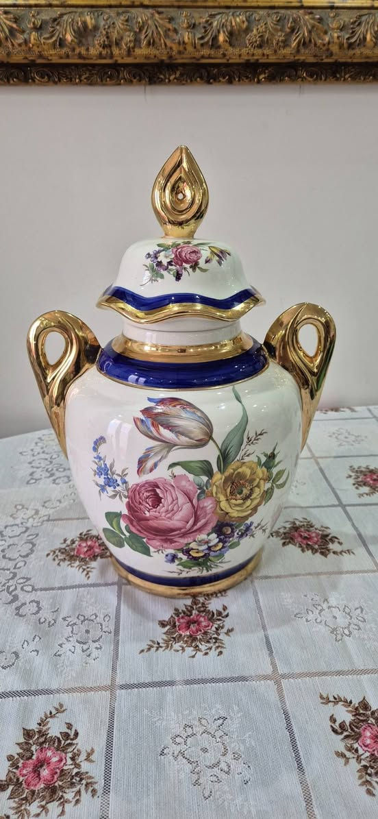 magnifique potiche couverte Limoges en porcelaine peint à la main


**إذا كنت صاحب هذا الإعلان وتريد حذفه لأي سبب، رجاءا أرسل رسالة إلى الدعم الفني**