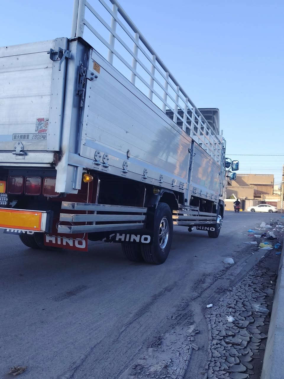 السلام عليكم
هينو شيطان طول ٦وربع بلادي موديل ٢٠٠٣ اصلي شاصي مامصبوغ ٦سلندر 80 عادي فاكيوم البدي ٨٠ قطعتين  قواطع جنل محجر بوري تخم تاير جديد سبايدرات جدد دوشمه ودشبول اسود  كاسحه عاليه السنويه   شهر ٥   ٢٠٢٨ الاتصال على *********** مكان السياره بغداد
