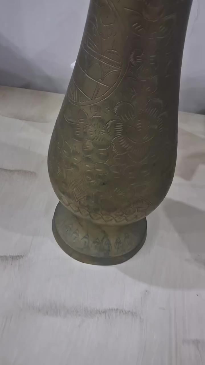 ✨ مزهرية نحاسية أنتيكا فاخرة ✨

قطعة ديكور مميزة بتصميم كلاسيكي محفور يدويًا بدقة عالية، تضيف لمسة فخامة وأناقة لأي زاوية في المنزل أو المدخل.

📏 الارتفاع: 46 سم
🪞 خامة نحاس بنقوش زخرفية جميلة
🏡 مناسبة للديكور الأرضي أو الطاولات الكبيرة

قطعة ملفتة تعطي طابع تراثي راقٍ لمحبي القطع المميزة والأنتيكا.

📩 للحجز والاستفسار على الخاص


**إذا كنت صاحب هذا الإعلان وتريد حذفه لأي سبب، رجاءا أرسل رسالة إلى الدعم الفني**