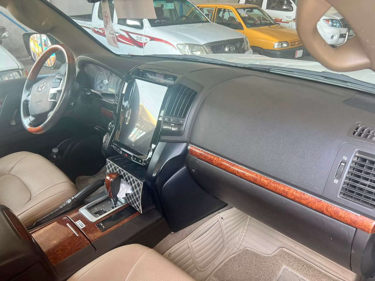 لاند كروز 2013للبيع 
سونار بالمنشور 
محركV8
رقم بغداد
السعر 330$وبيها مجال 
للاستفسار ***********
