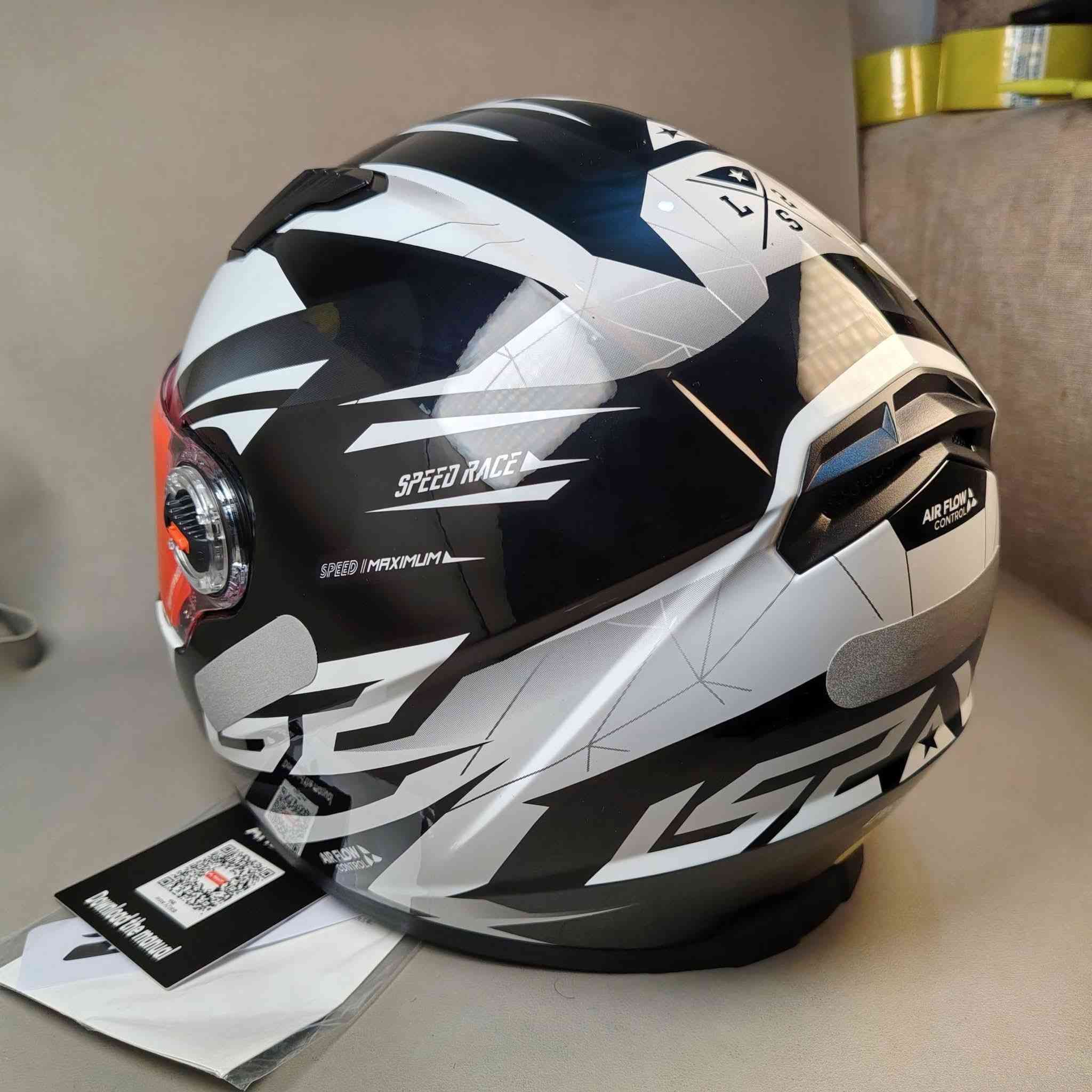 السلام عليكم خوذه Ls2   جديده
غير مستعملة قياسها XxL سعر ١٢٠ الف بيه مجال 
وبيه توصيل ***********
