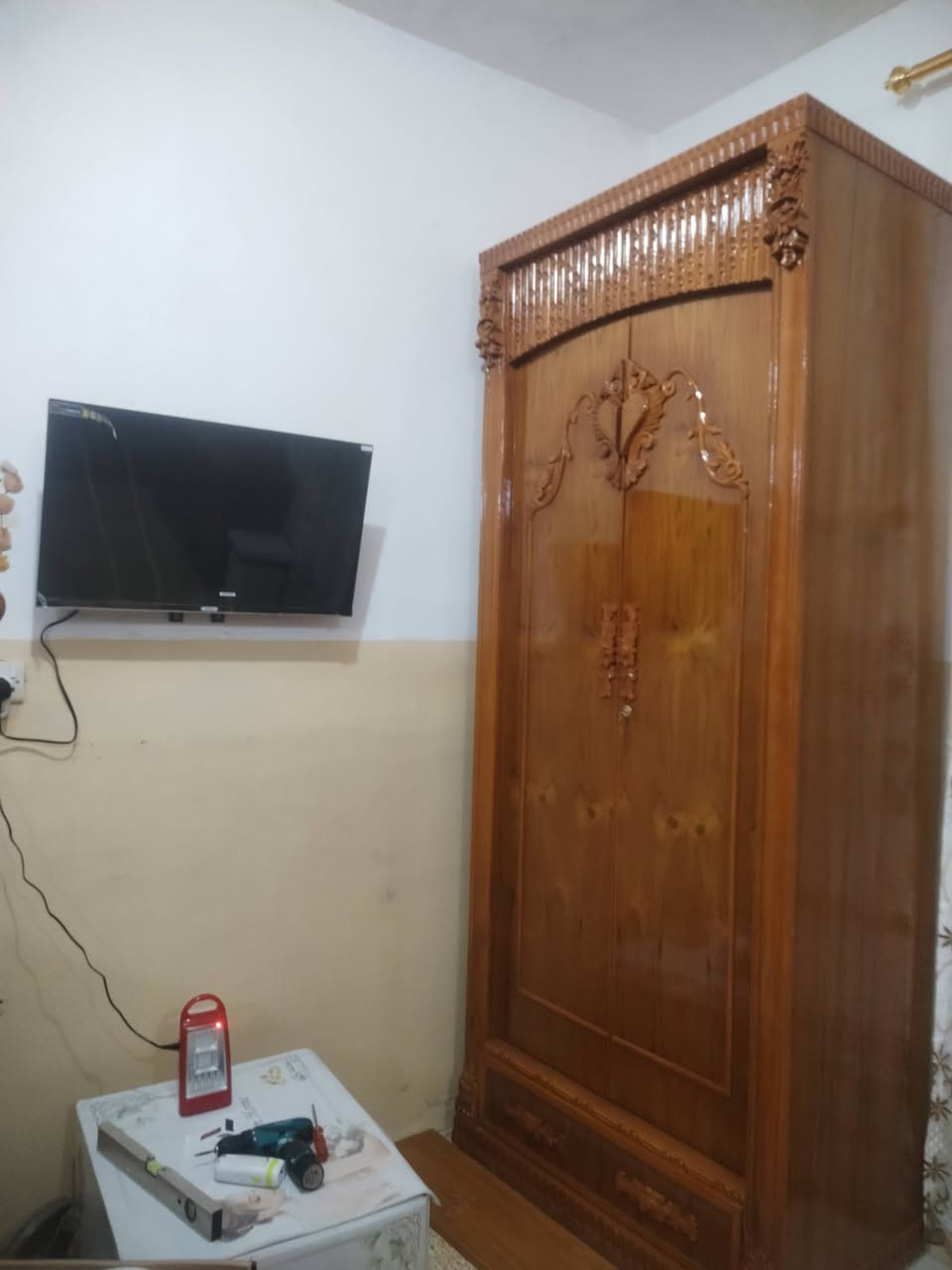 للبيع مستخدمه شهر واحد  بعدها جديده نقشات كلو زان خشب ثقيل شي مرتب السعر مليون وربع
*********** واتساب
***********
