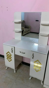 ميز مرايه للبيع اخو الجديد نظيف كلش سعر ١٠٠ وبي مجال  للشراي واتساب هذ...