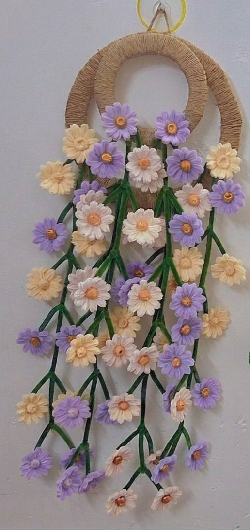 "لمسة فنية تغير تفاصيل البيت 🏠🌸
تعليقات جدارية مشغولة يدوياً بكل حب، تجمع بين بساطة الخيش وجمال الورد الصناعي. قطعة تدوم وتضيف بهجة لغرفة الضيوف أو الممرات.
الكمية محدودة.. للحجز والاستفسار راسلونا على الخاص 📩أعمال_يدوية #ديكور_منزلي #ورد_صناعي #هاند_ميد #العراق #فن_الخيش."


**إذا كنت صاحب هذا الإعلان وتريد حذفه لأي سبب، رجاءا أرسل رسالة إلى الدعم الفني**