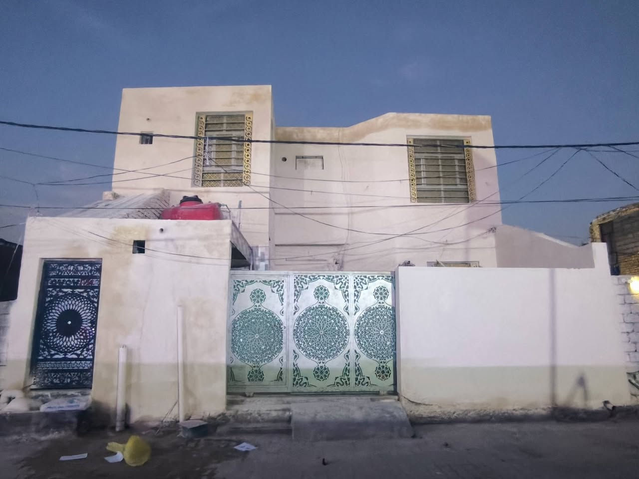 للبيع بيت مساحة 200 طابقيه 2024 خلف الملعب القديم شارع ام البنين 10 متر الطابق ثاني بيه غرفه طولها 7ونص وعرض 4ونص وهول ومطبغ وحمام وتواليت اله مدخل من شارع ومدخل من داخل البيت الارضي***********
