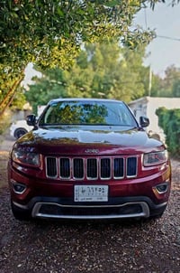 جيب كراند شيروكي ٢٠١٦ لمتد فول بدون فتحه بيها اربع قطع صبغ حادثها جامل...