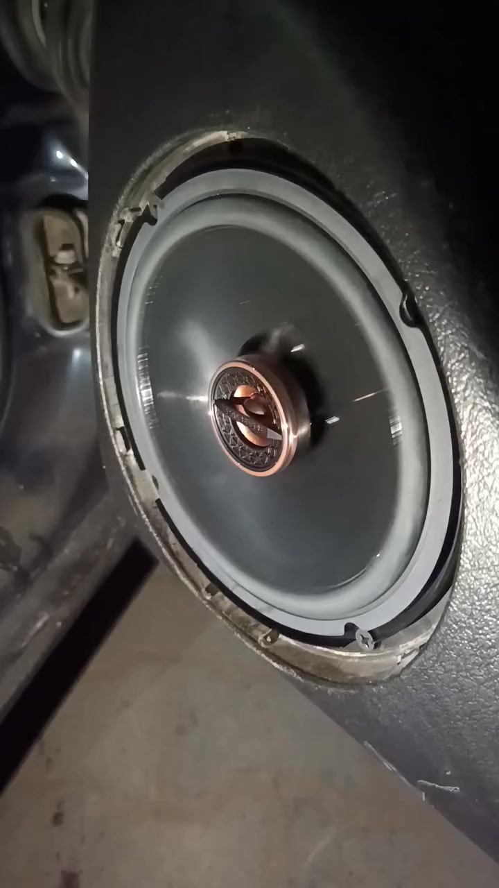 تم العمل على گولف 1995 ألماني.
تم تبديل سستم سماعات🔊 🔊 من عادي إلى احترافي🔥 من الشركه العالميه🌍 انفنتي الغنيه عن التعريف🧨 والنتيجه 💪 واضحه من الصور والفيديو ابهرت الزبون المحترم✨ 
يوجد شد جميع السستمات والسماعات والشاشات والمسجلات لجميع انواع السيارات🚘 🚙 🚗 مع الضمان⚡ 
يوجد توصيل جميع محافظات العراق التوصيل مجاني🚛
مكاني بغداد *********** حسين 📬 📞
