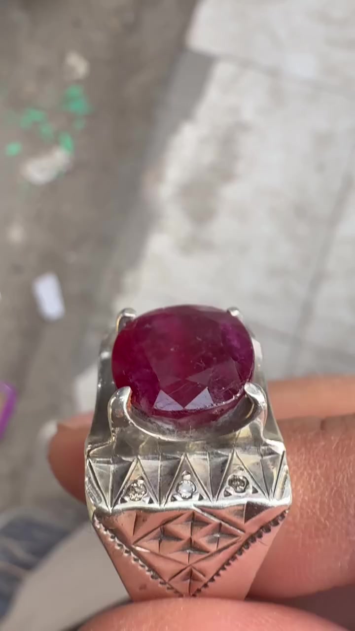 ياقوت إفريقي مرصع صياغه ملكية بألماس


**إذا كنت صاحب هذا الإعلان وتريد حذفه لأي سبب، رجاءا أرسل رسالة إلى الدعم الفني**