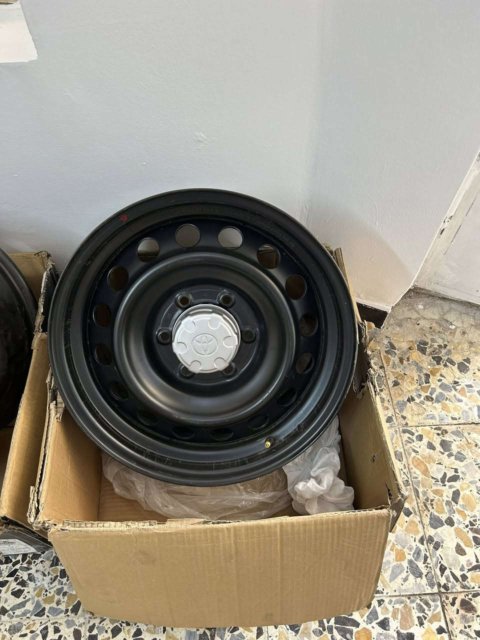 السلام عليكم توفر  ويل كب اصلي
ويل كب حجم 17 TRD اصلي اخو الزيرو 500$

ويل رنك عادي اصلي حجم 17 زيرو تخم 250$

مكاني بغداد يوجد توصيل

للتواصل ***********
