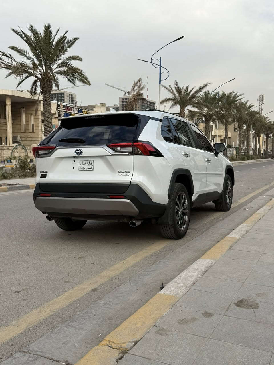 ‏2024 TOYOTA RAV4, LIMITED HYBRI
يعني فول مواصفات اعلى فئه براف 4
عداد المسافه 11الف مايل 
-حساسات 360°
- ⁠مانع اسطدام 
- ⁠داتا شو 
- ⁠4 انضمة قيادة 
- ⁠اوتو هولد 
- ⁠تبريد قطعتين 
-سستم صوت jbl مع دمام خلفي وتويترات بلتكم
- حساس خلفي امامي
- رادار خلفي امامي
- كشنات امامي كهرباء 
- كشنات تدفئه تبريد 
- تحكم ستيرن قياده 
- ويل حجم 18 كروم اسود
مكان السياره بغداد العامريه  
للاستفسار ***********
