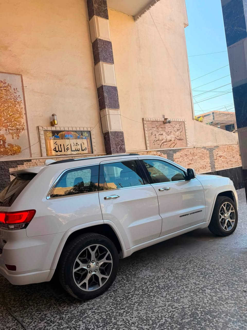 جيب اوفرلاند خليجي فول مواصفات 1/1
الموديل : 2020
المحرك : V6 3.6L
الرقم : بغداد بأسمي تحويل ثاني يوم مباشر 
المواصفات :
* ﻿﻿تشغيل عن بعد .
* ﻿﻿دفع رباعي 4x4 .
* ويل قياس 20 .
* ﻿﻿سقف بانوراما .
* بصمة مع دخول ذكي .
* دخول سهل للسائق .
* نظام تشغيل واطفاء اوتماتيكي للمحرك .
* ﻿﻿فرش المقاعد من الجلد .
* ﻿﻿المقاعد الأمامية كهربائية مع وسادة ظهر .
* ﻿﻿ذاكرة لحفظ وضعيات الجلوس .
* ﻿﻿المقاعد الأمامية تدفئة وتبريد .
* ﻿﻿المقاعد الخلفية تدفئة .
* ضبط الستيرن كهربائي .
* ﻿﻿تدفئة ستيرن .
* تبريد قطعتين مع مناخ منفصل .
* ﻿﻿شاشة 8.4 انج .
* ابل كاربلي واندرويد اوتو .
* ﻿﻿نظام الملاحة (GPS) .
* نظام قياس ضغط الإطارات . 
* اربع وضعيات قيادة للطرق الوعرة .
* وضع القيادة الرياضي SPORT .
* وضع القيادة الاقتصادي ECO .
* ﻿﻿نظام خاص للطرق الوعرة .
* ﻿﻿المصابيح الأمامية متفاعلة مع LED نهاري .
* ﻿﻿كشافات الضباب زنون .
* ﻿﻿صندوق كهربائي .
* ﻿﻿حساسات أمامية .
* ﻿﻿حساسات خلفية .
* ﻿﻿كاميرا خلفية متفاعلة .
* ﻿﻿مرايا جانبية ووسطية بخاصية التعتيم الذاتي .
* ﻿﻿مرايا جانبية مع هيتر .
* مرايا جانبية قابلة للطي كهربائياً .
* ﻿﻿مثبت سرعة .
* ﻿﻿نظام بريك اوتماتيكي .
* حقيبة العدة الاصلية والأسعافات الاولية .
* ريموت تحكم وسماعات هيدفون خاصة بالسيارة .
* لون داخل السيارة قرميدي .
* تخم تايرات جديد .

السعر / 310 $ وبيها مجال للشراي
المكان / الشعب حي التجار
الرقم / ***********
