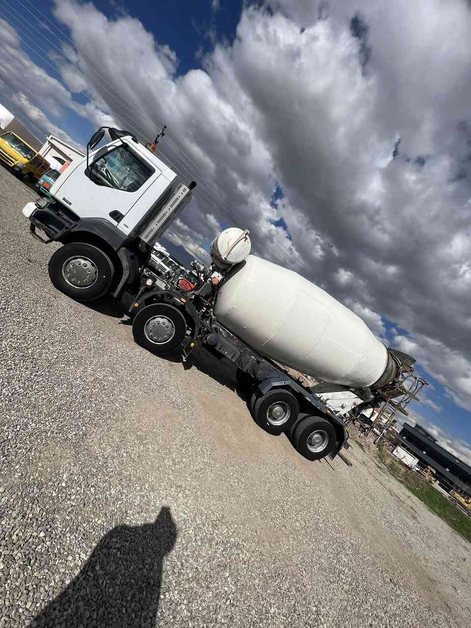 للبيع
مكان السليمانية 
موديل ٢٠٠٦
عشرة متر 
***********
***********
