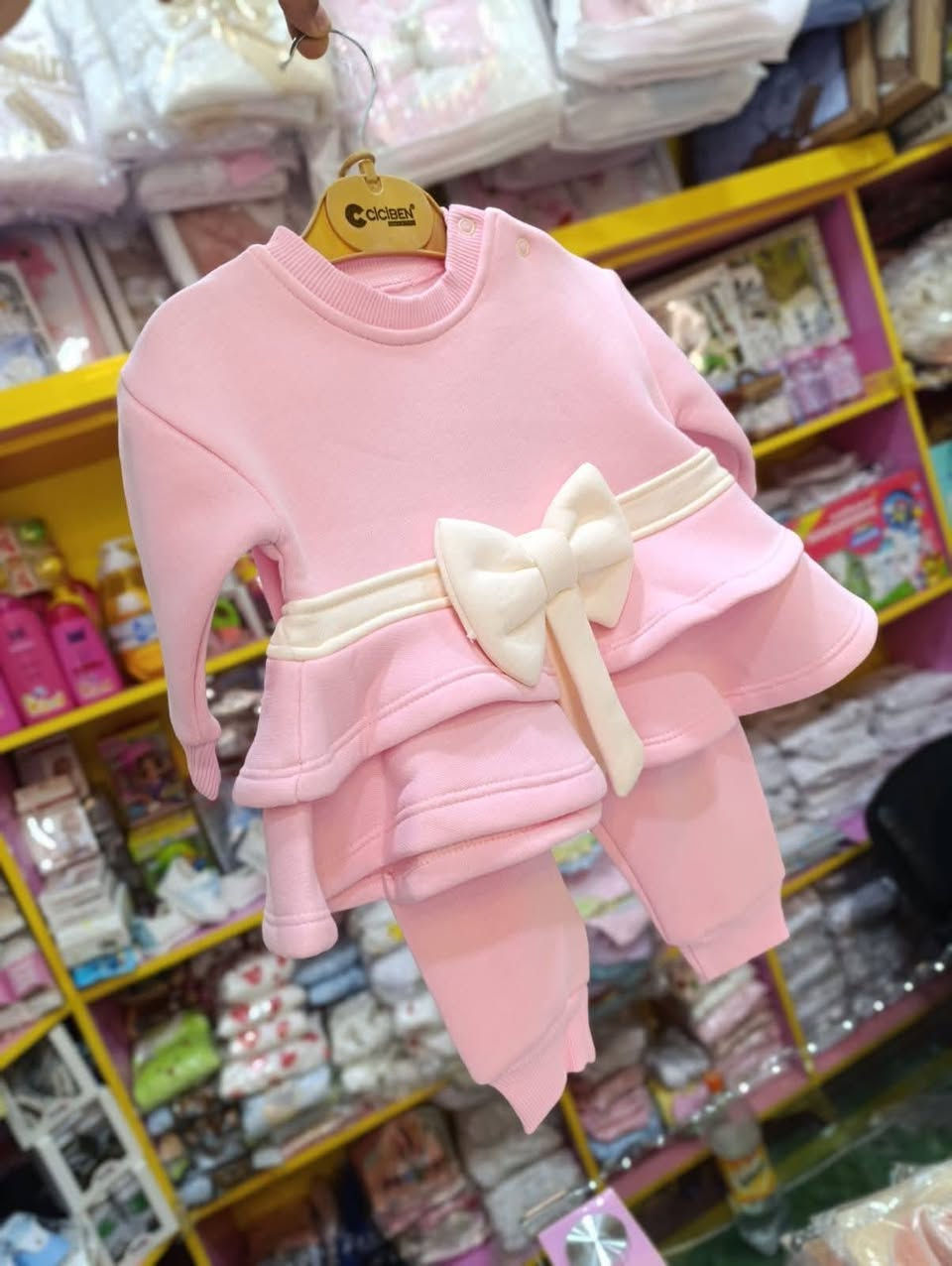 فخامة الشتاء في طقم واحد! 🎀
#​منو_أكثر_لون_حبيتوا؟ الوردي 🌸 أم البيج 🪵؟
تراكسود بناتي مبطن، قمة في الأناقة والراحة لطفلتك.
القياسات متوفرة من 6 أشهر إلى سنتين.
​الحجز والاستفسار واتساب *********** 📲
وصلنا حديثاً تركسود شتوي "مبطن" بجودة عالية جداً. مثالي للطلعات والمناسبات البسيطة بفضل تصميمه الراقي.
​✅ قماش ناعم على بشرة الطفل.
​✅ بطانة داخلية دافئة جداً.
​✅ ألوان ثابتة وتصميم مميز بفيونكة "أوف وايت".
​تفضلوا بزيارتنا في البسه الكرم للاطفال _ موصل حي سومر ، أو اطلبوا الآن عبر الخاص! 📩
