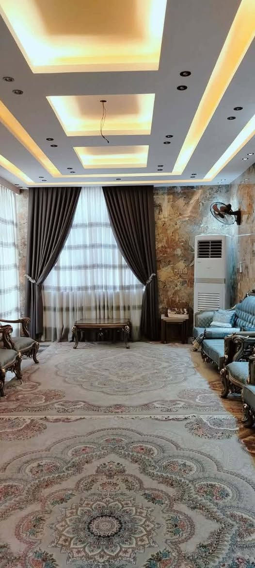 عقار للبيع في حي المهندسين – منطقة 17، بمساحة 200 م²، العقار طابقين. يحتوي الطابق الأول على استقبال وغرفتين نوم ومطبخ وصالة وتخاريج، بينما يضم الطابق الثاني غرفة نوم واحدة وصالة. العقار مبني بدرجة أولى من حيث الهيكل والتغليف والسقف، وكما هو موضح في الصور أدناه. للمزيد من المعلومات يرجى التواصل على الرقم: *********** سيد كريم المدني
