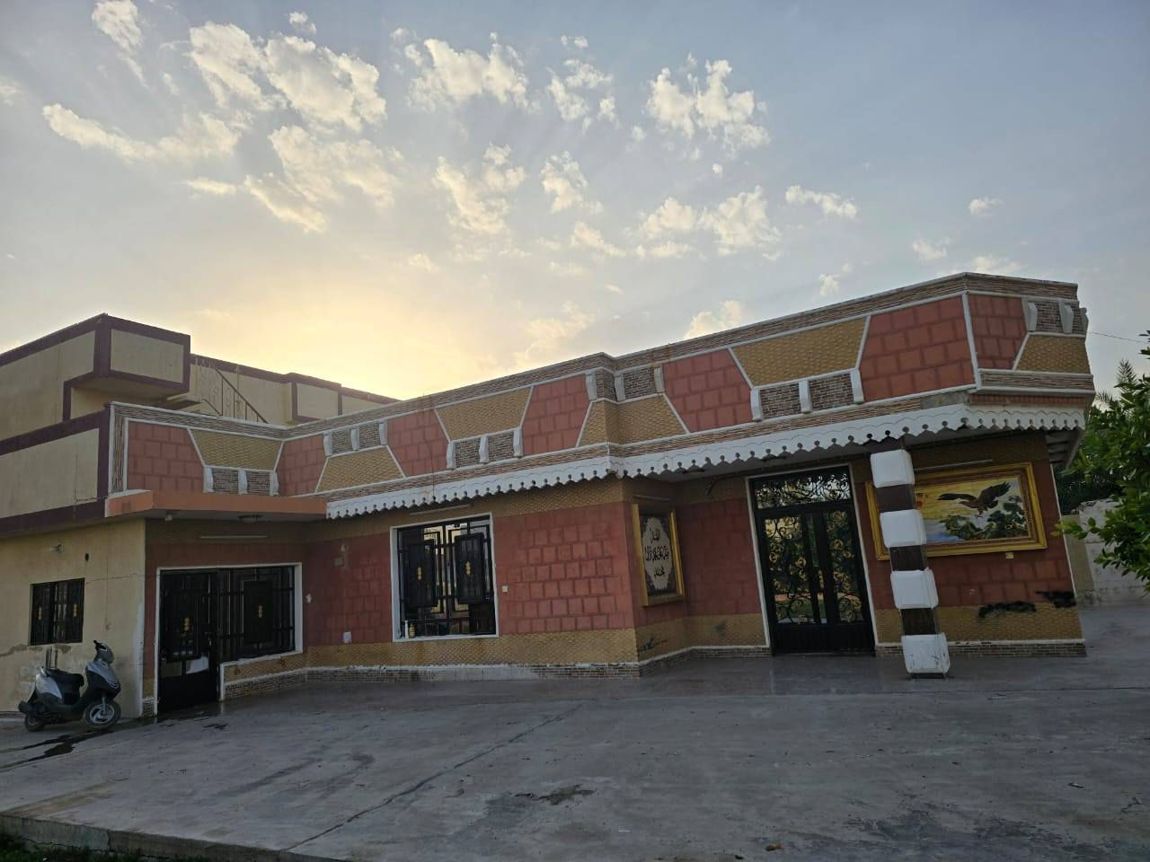 سلام عليكم بيت وأرض للبيع حسب إمكانية المشتري البيت واجه ١٣ نزال ٤٠ يقع الدار في قرية  دار السلام قرب محطة كهرباء  القدس الحرارية البيت جاهز اومابي اي نقص ملك صرف سند ٢٥ اعضميةللستفسار***********
