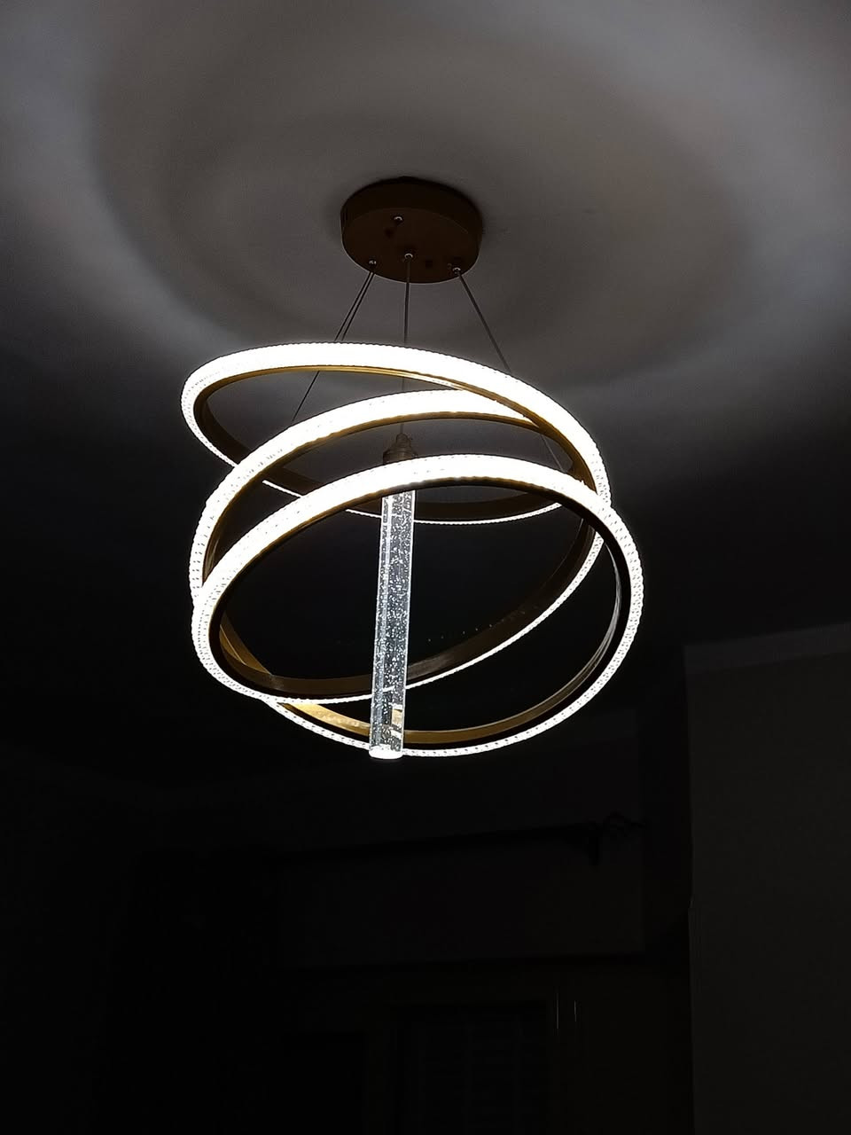 ✨ للبيع نجفة مودرن LED فخمة – بحالة ممتازة ✨

نجفة مودرن بتصميم دائري أنيق باللون الذهبي، مناسبة للصالة أو الريسبشن، وتدي شكل راقي جدًا للمكان.

- إضاءة LED موفرة للطاقة.
- بتغير بين 3 ألوان: أبيض – أبيض دافئ (Warm) – أصفر.
- خامة ممتازة وشكلها شيك جدًا.
- فيها عمود كريستال مضيء في المنتصف بيدي لمسة فخامة.
- بحالة ممتازة، بدون أي عيوب، وجاهزة للتركيب.

سبب البيع: تغيير الديكور.
المكان : التجمع التالت القاطميه 
الفون : 0102495190


**إذا كنت صاحب هذا الإعلان وتريد حذفه لأي سبب، رجاءا أرسل رسالة إلى الدعم الفني**