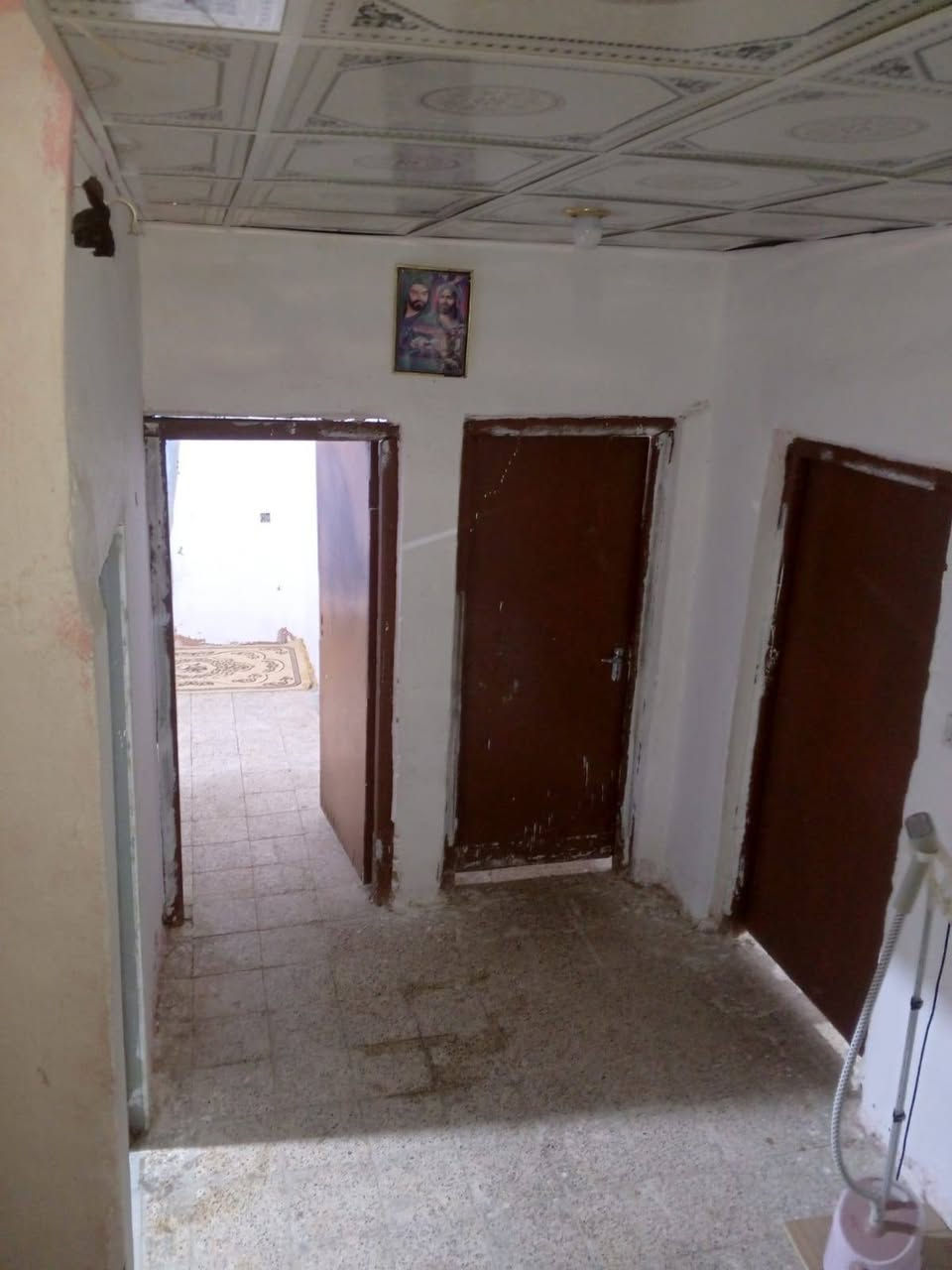بيت للايجار 
 خلفي بحي العسكري 
قرب صيانة الكهرباء 
غرفتين وصاله ومطبخ وصحيات
***********
