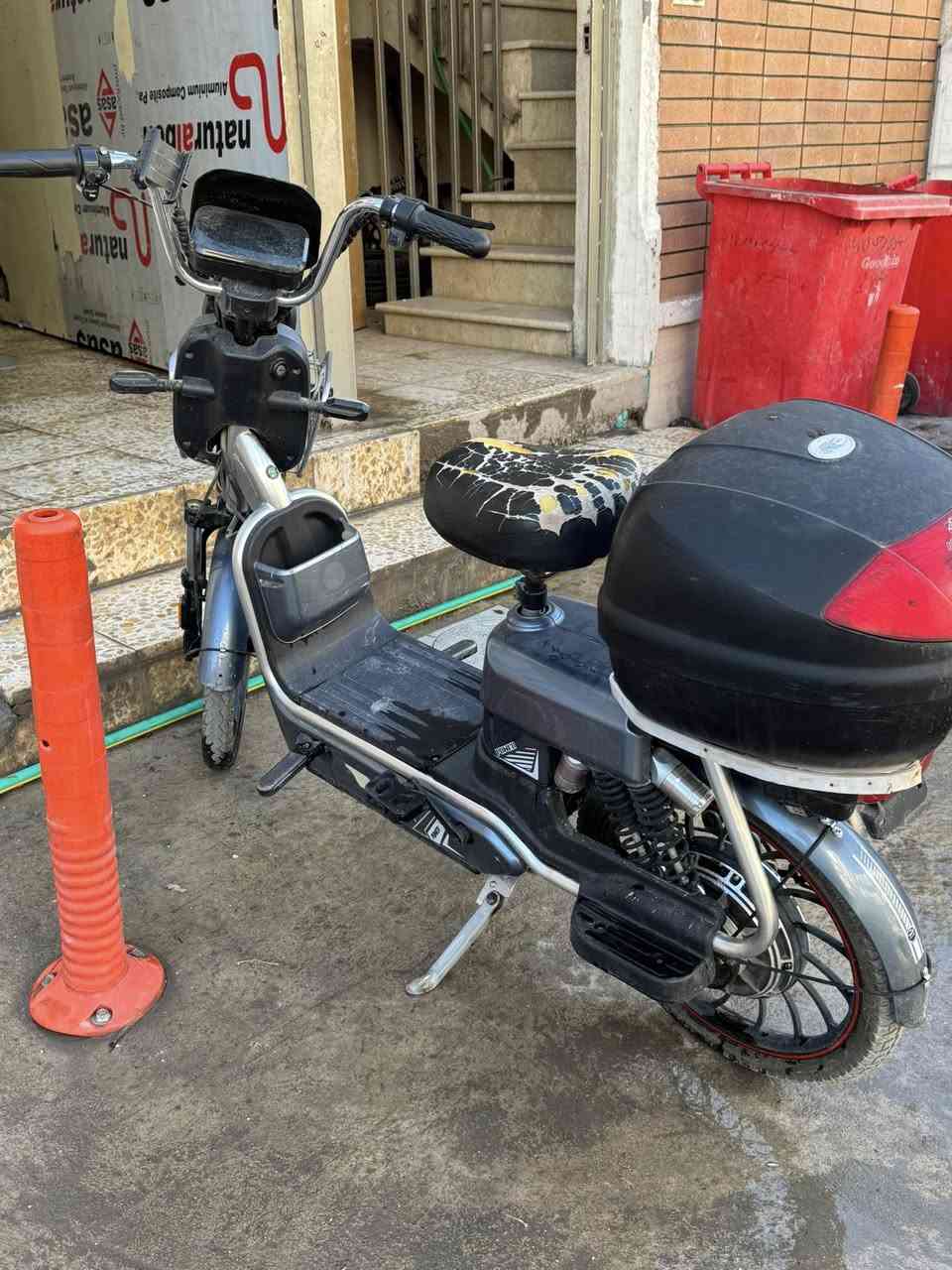 بايسكل شحن نظيف للبيع
بطاريات 5 جديدة قبل سبوع بدلتها وبعدها بل ضمان 
كفراته حلوه ونضيفه كلش 
سرعته 50 وازيد حسب الوزن 
تمشي مسافة 40 كيلو 
عليها جنطة مال فورزة شرط الاصليه الياباني 
يرتدلها بس تغليف كشن 

السعر 280 الف 

مكانها العامرية / ***********
