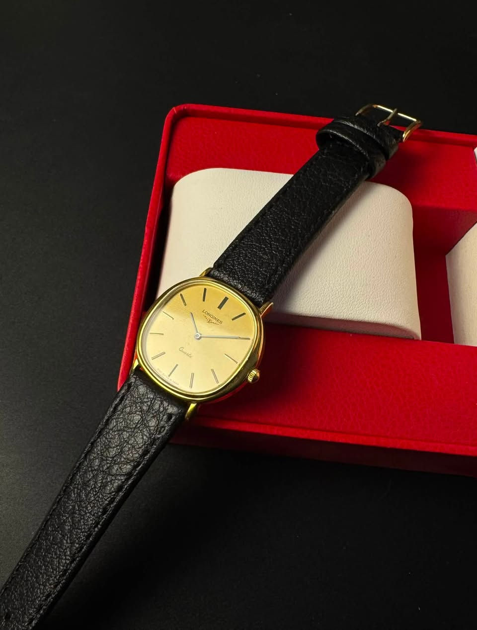 ڤـيــنتــج | Vintage
النوع :  Longines
منشأ المكينه : 🇨🇭🇨🇭سويسري
قياس المينا :36mm
تولد الساعة : 1980 
المحرك :كوارتز 🔋 
المينا :بالون الذهبي 
الحاله : فنتچ نظافه مقارنة بالعمر نظافة 100%‎
المرفقات : علبه حافظه
الخاصيه1 :تصميم نحيف ( قشطة)
الخاصيه2 : مؤشر Baton (يعني ابدال الارقام خطوط)
الخاصيه3: شكل مميز للساعة(التلفاز)
الخاصيه4 :  طلاء ذهب 20 مايكرو
ملاحضات : جميع القطع اصلية💯
ملاحضات2: السير مستبدل


**إذا كنت صاحب هذا الإعلان وتريد حذفه لأي سبب، رجاءا أرسل رسالة إلى الدعم الفني**