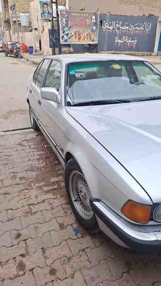 للبيع بيئم ٧٣٥ موديل ٩٠ رقم بغداد السياره بل عماره مكفوله من الضربه والكصه والنقل جثه كهربائيات كله شغاله حداديه الوره والكدام جديده عوزها بس لويات أماميه مصبوغه عام فتحه شغاله السعر ٥٧ وبيها مجال *********** وات ساب مفتوح
