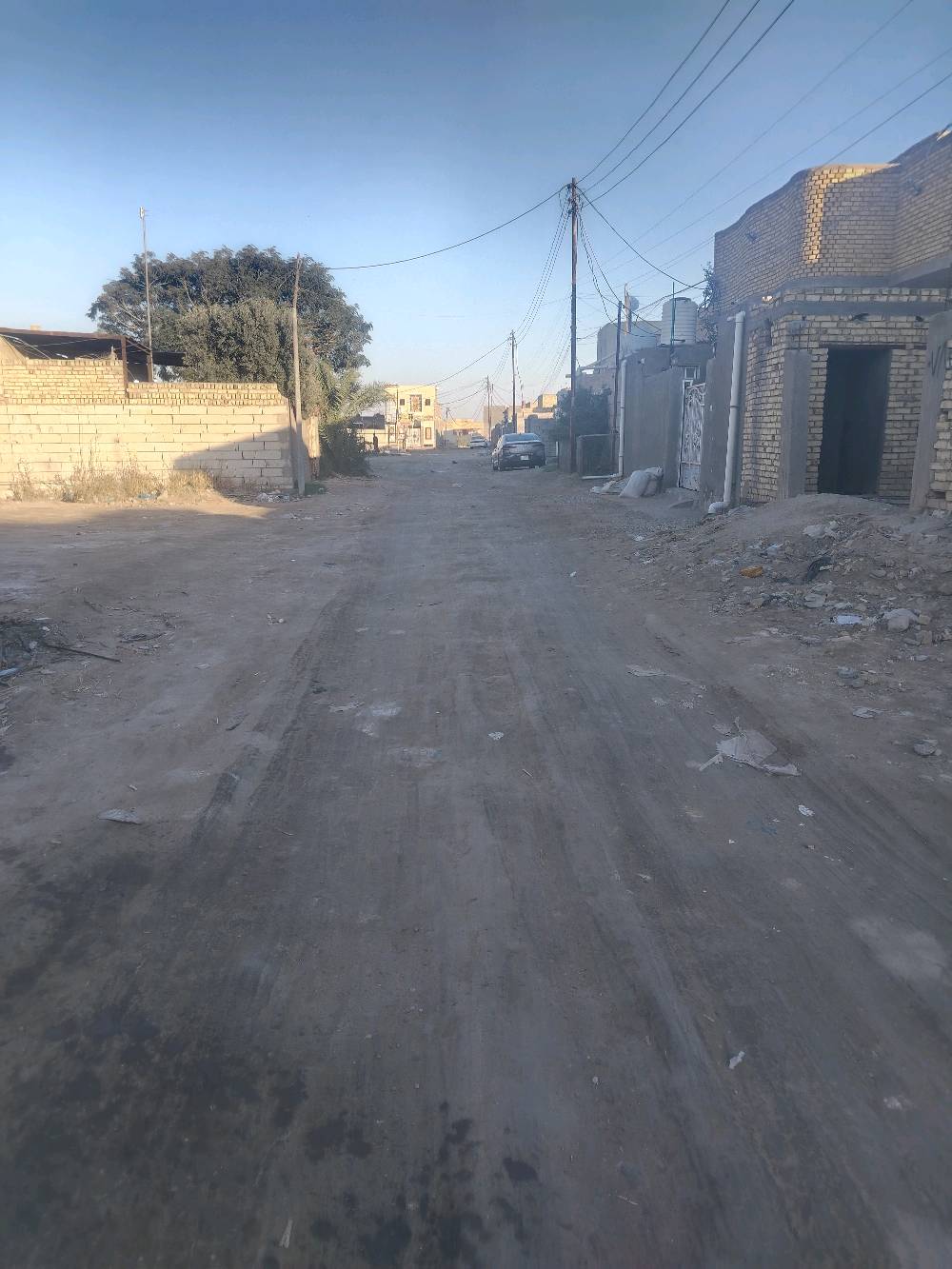 سلام عليكم ورحمة الله وبركاته بيت زراعي للبيع في دور الزراعه مقابيل البيطره مساحته 200م يحتوي عل غرفتين وصاله ودوانيه ومطبخ ملاحضه البيت واصل للبخ فقط بي وصل تطويب سعره 40 وبي البيت لايرهم لامرواس ولاقصاد بيع نقد نقد فقط للتفاوض أكثر مراسله الرقم او الاتصال عليه *********** 