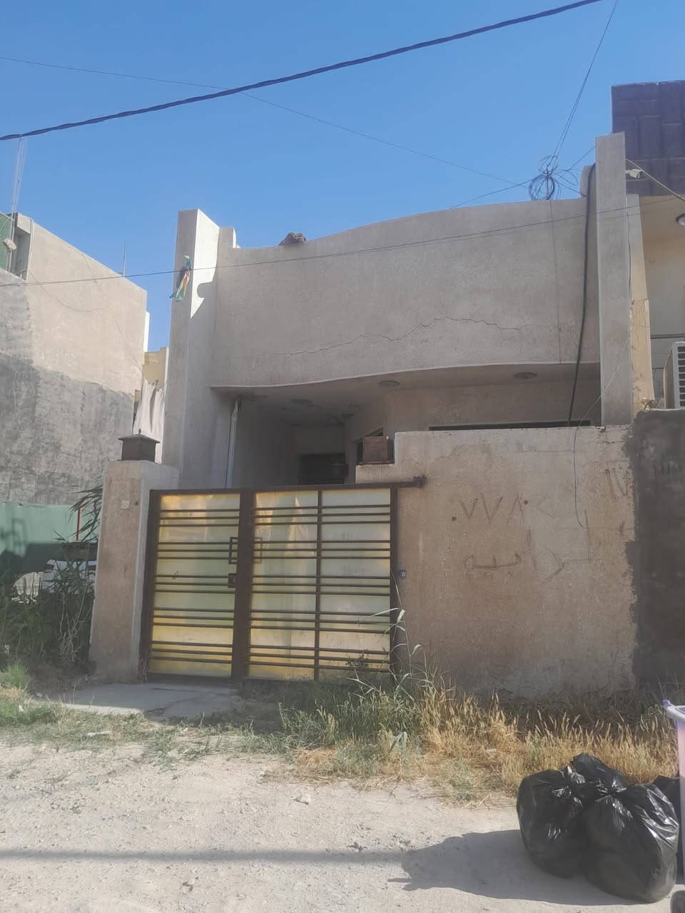 سلام عليكم توفرت لدينا ايجارات الدوره الجمعيه قرب مطعم ليمونه يحتوي ع غرفه واستقبال ومطبخ وخدمات وهول بيت حديث /
الايجار /500 
***********
رزان ال علي للعقار
