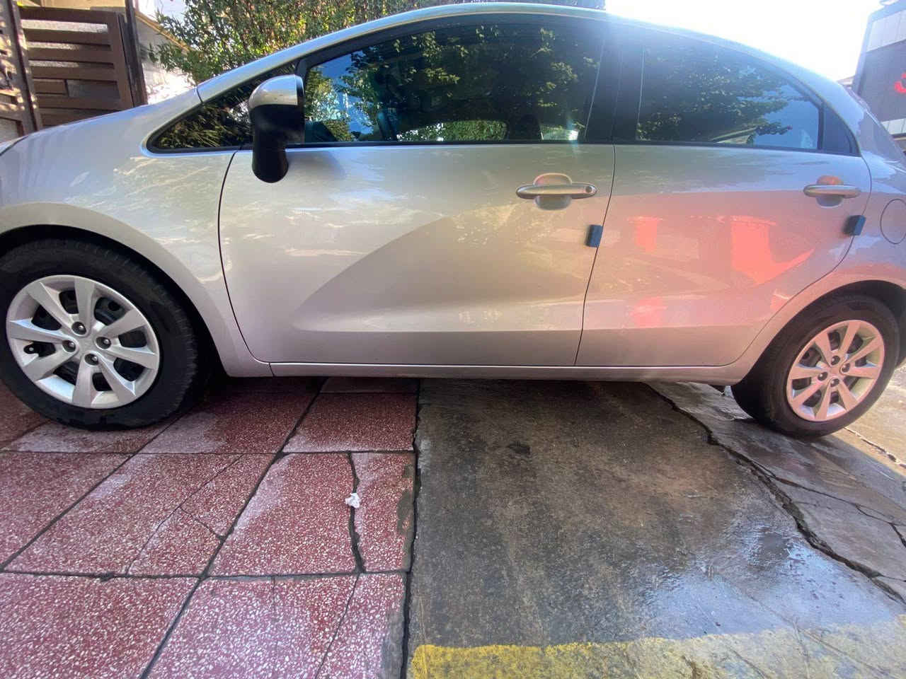 السلام عليكم .كيا ريو موديل ٢٠١٣ محرك ١٦٠٠ السياره نظيفه جدا جاهزه من كل النواحي محرك وصدر وتبريد وتاريرات ماشيه ٧٠ السعر ٨٧ ورقه وبيهه مجال مكاني بغداد حي القادسيه للتواصل *********** .
