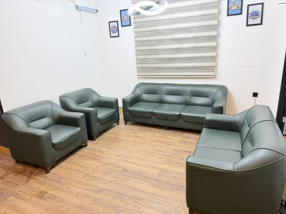 تخم مكتبي جلد 7 نفرات لون زيتوني استخدام شهر فقط نظافه 100‎%‎ رايده ب 350 الف ***********
