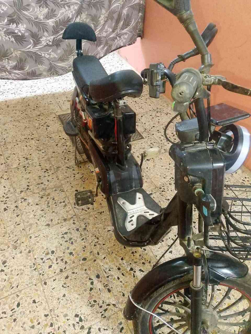 سلام عليكم شباب دراجة شحن للبيع نظيفة يحتاجلهة فقط بطاريات اما باقي الدراجة مابيهة خلل نظيفة شوفت عينك السعر 250وبيهة مجال الرقم ***********
